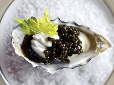 L’Art du Caviar : Comment Déguster et Apprécier le Caviar Versailles image