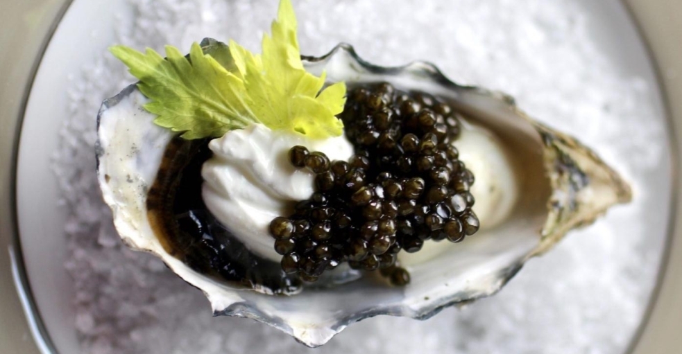 L’Art du Caviar : Comment Déguster et Apprécier le Caviar Versailles hero image