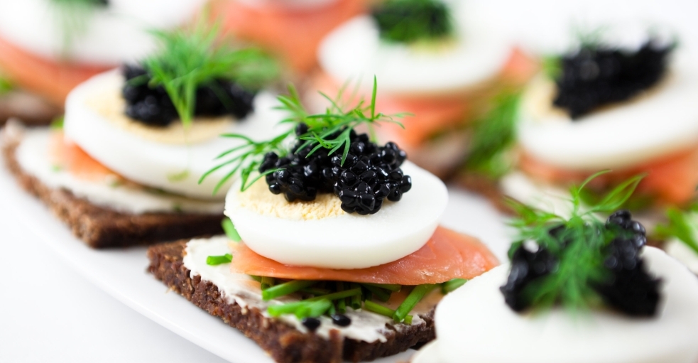 Les Meilleurs Accords : Quel Vin ou Champagne Servir avec le Caviar Noir ? hero image