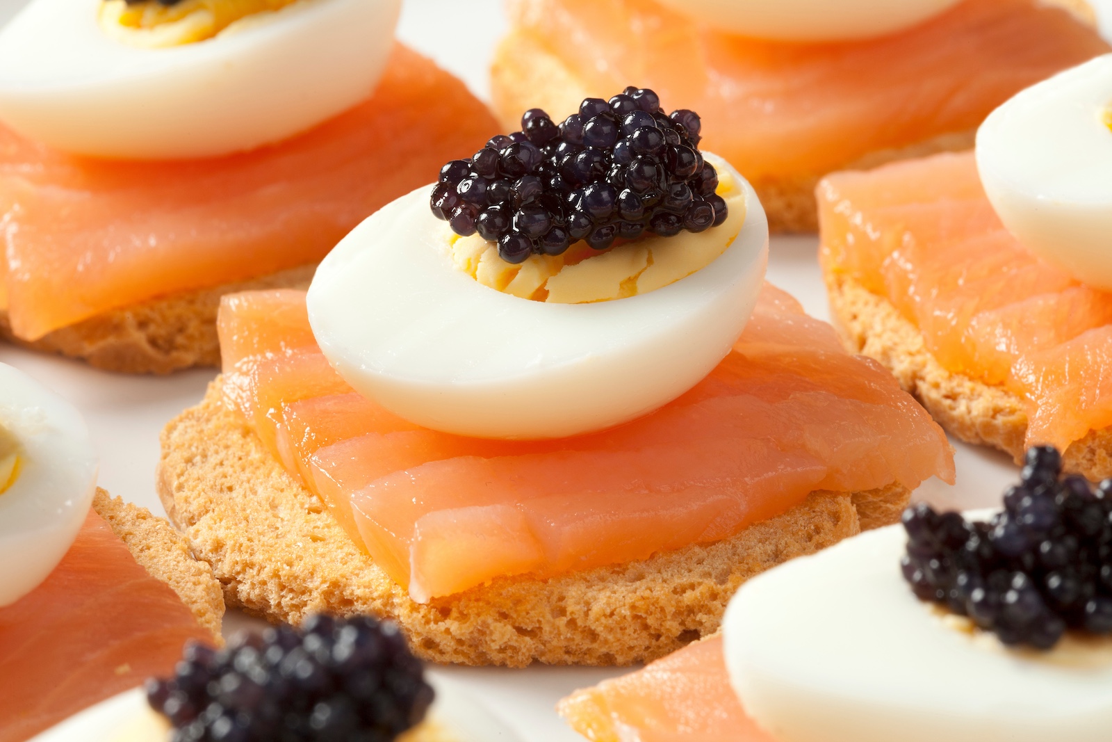 Caviar Noir vs. Autres Variétés : Ce Qui Rend le Caviar Versailles Unique hero image